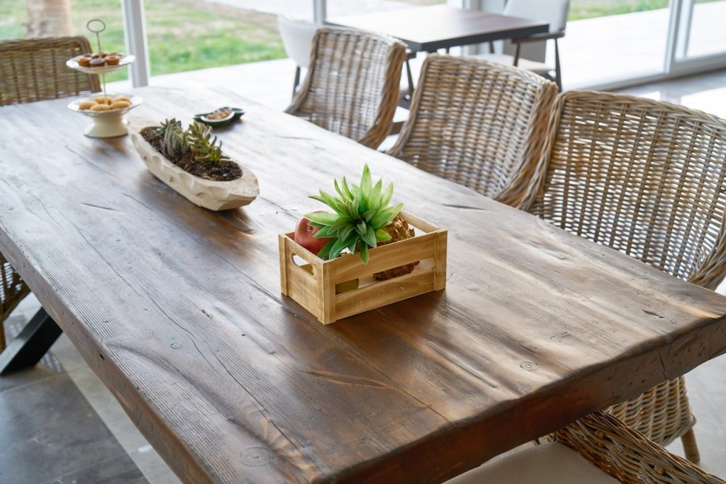 Het kiezen tussen een houten tafel of een glazen tafel: een interieur dilemma